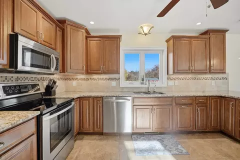559 E State St, Granby, MA 01033 photo 4