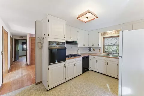 56 Hadley St, Springfield, MA 01118 photo 8