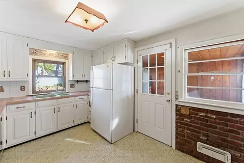 56 Hadley St, Springfield, MA 01118 photo 9