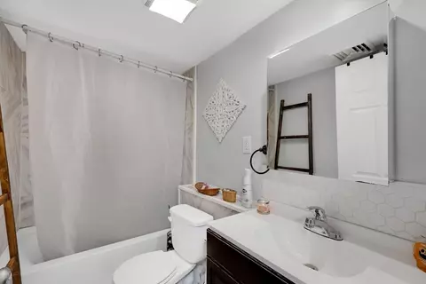Bath - 49 Mohegan Ave, Springfield, MA 01151 photo 1 of 2