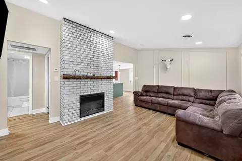 Living - 49 Mohegan Ave, Springfield, MA 01151 photo 1 of 2