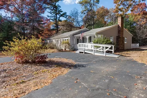 25 Lawrence Rd, Halifax, MA 02338