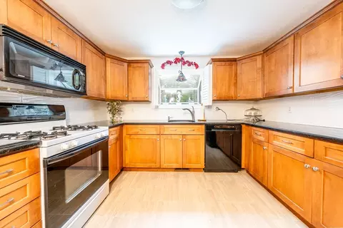 Kitchen - 121 S Shellback Way #121, Mashpee, MA 02649 photo 2 of 2