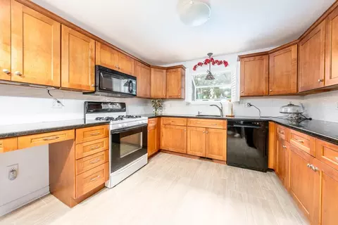 Kitchen - 121 S Shellback Way #121, Mashpee, MA 02649 photo 1 of 2