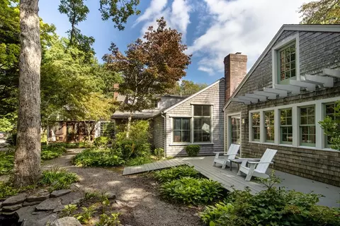 16 Vine St, Marion, MA 02738