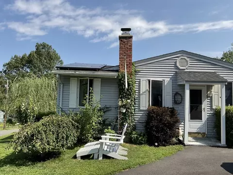 41 Hillside Dr, Springfield, MA 01118