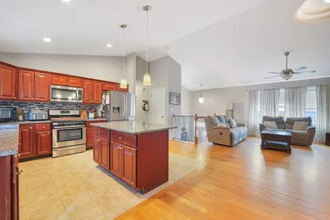 66 Bailey St, Fall River, MA 02724 photo 9