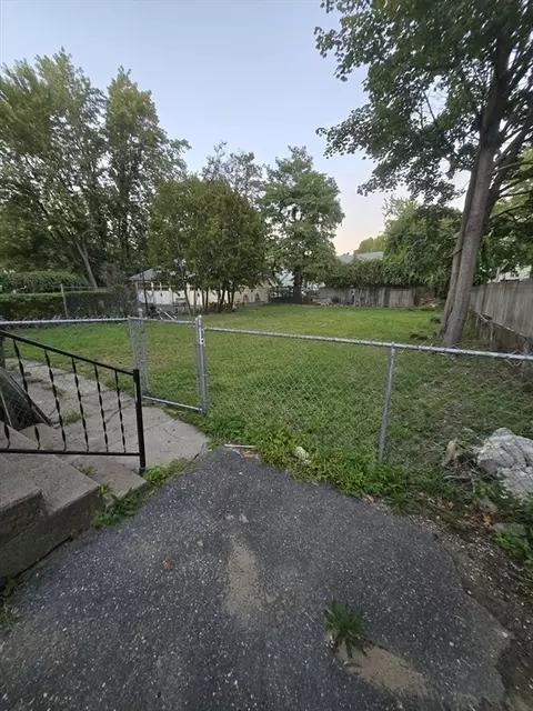 207 209 White St, Springfield, MA 01108 photo 2