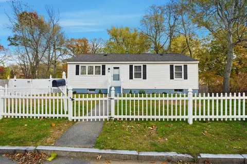 19 Emily St, Springfield, MA 01109 photo 4