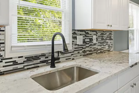 19 Emily St, Springfield, MA 01109 photo 13