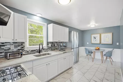 19 Emily St, Springfield, MA 01109 photo 2