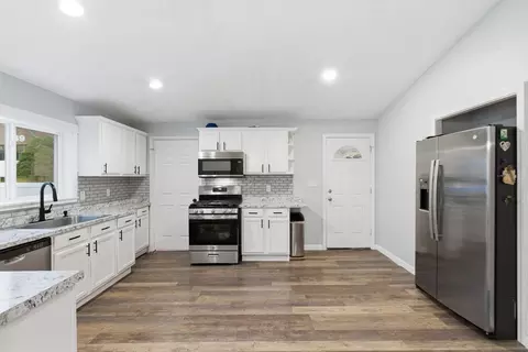 53 James St, Worcester, MA 01603