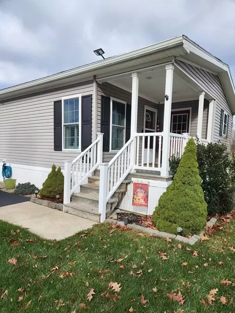 402 Pleasant Pkwy, Sturbridge, MA 01566