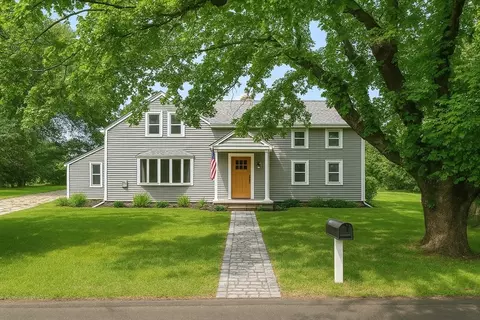 37 Wing Ln, Acushnet, MA 02743