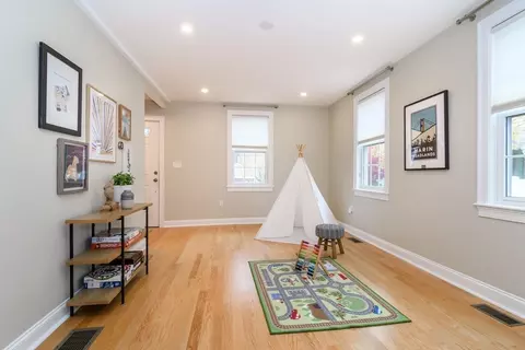 Entry Way - 4 Willow St, Natick, MA 01760 photo 3 of 5