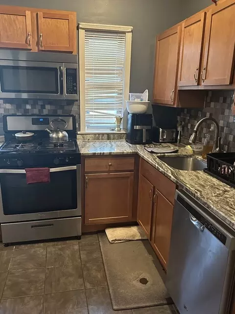 48 E St, Lowell, MA 01851 photo 12