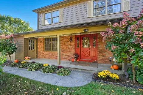 107 Front St, Leeds, MA 01053