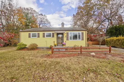 27 Regal St, Springfield, MA 01118
