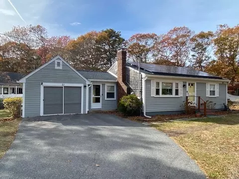 21 Brian Ln, Hyannis, MA 02601