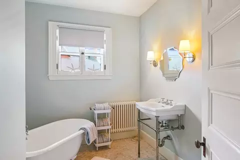 Bath - 61 William St, Worcester, MA 01609 photo 1 of 3