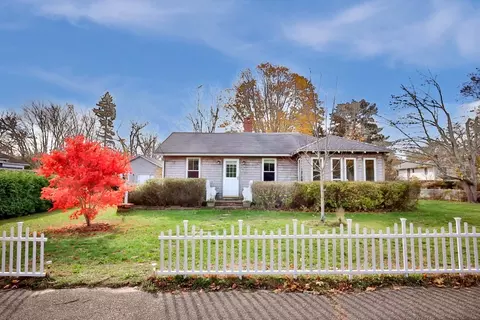 24 School St, Oak Bluffs, MA 02557