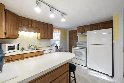 111 Thaddeus St, Chicopee, MA 01020 photo 9