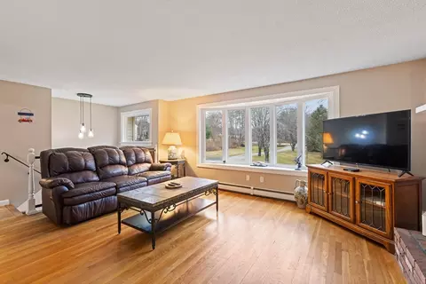 Living - 144 Main St, Townsend, MA 01469 photo 2 of 3