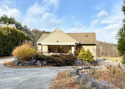 17 Mountain St #B, Haydenville, MA 01039