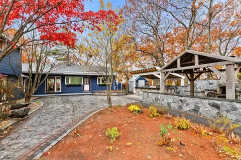 2 Mcintyre Rd, Saugus, MA 01906