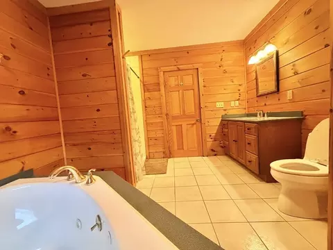 Bath - 1854 Greenwich Rd, Hardwick, MA 01082 photo 3 of 3