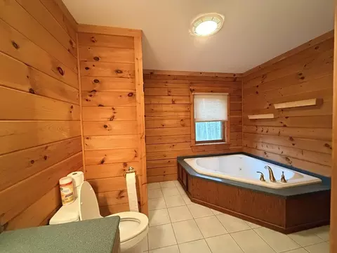 Bath - 1854 Greenwich Rd, Hardwick, MA 01082 photo 2 of 3