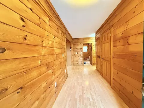 Entry Way - 1854 Greenwich Rd, Hardwick, MA 01082 photo 2 of 4