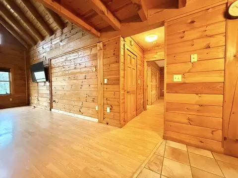 Entry Way - 1854 Greenwich Rd, Hardwick, MA 01082 photo 3 of 4