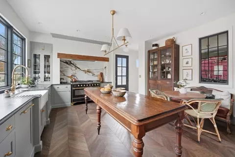 151 Lincoln St, Holyoke, MA 01040