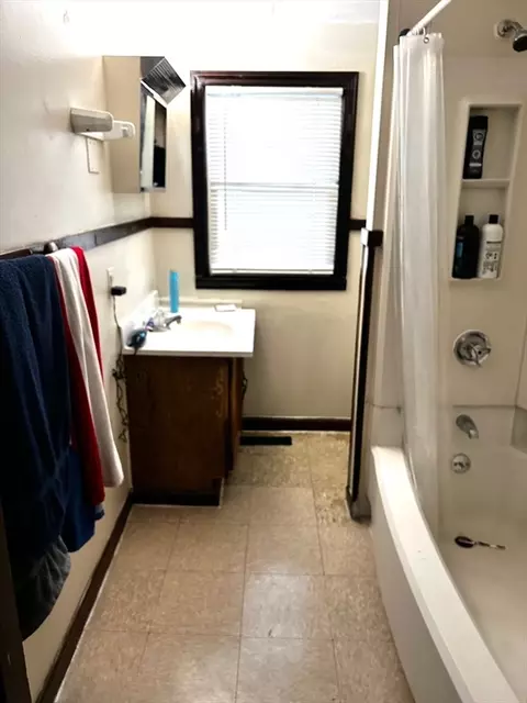 16 Abbey St, Chicopee, MA 01013 photo 9