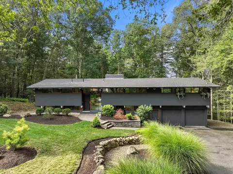 43 Willowdale Rd, Topsfield, MA 01983