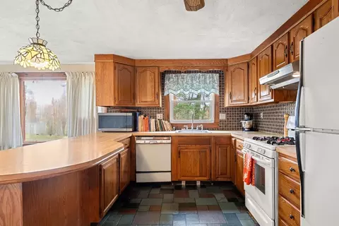 Kitchen - 36 Smith Rd, Hingham, MA 02043 photo 2 of 4