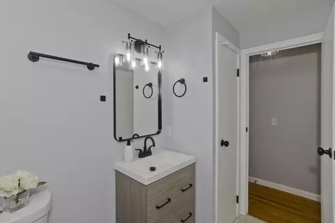 Bath - 211 Glenoak Dr, Springfield, MA 01129 photo 2 of 3