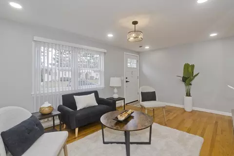 Living - 211 Glenoak Dr, Springfield, MA 01129 photo 2 of 3
