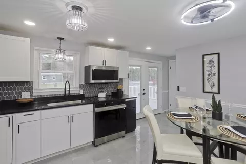 Kitchen - 211 Glenoak Dr, Springfield, MA 01129 photo 2 of 3