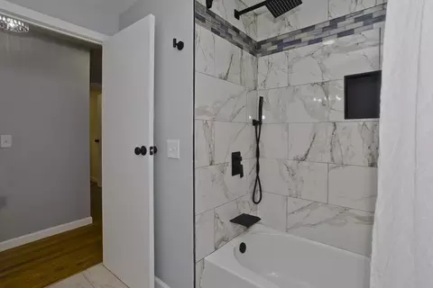 Bath - 211 Glenoak Dr, Springfield, MA 01129 photo 3 of 3