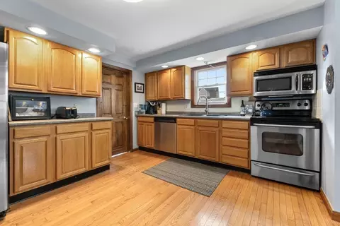 7 Lothrop St, Beverly, MA 01915 photo 3