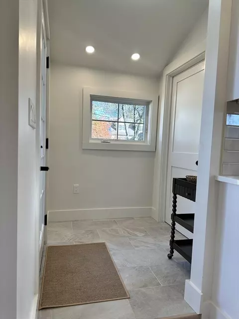 Entry Way - 22 Laurel St, Beverly, MA 01915 photo 2 of 5