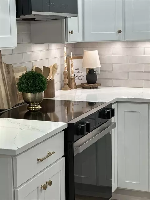 Kitchen - 22 Laurel St, Beverly, MA 01915 photo 4 of 5