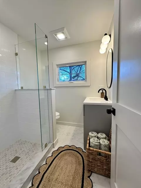 Bath - 22 Laurel St, Beverly, MA 01915 photo 2 of 4