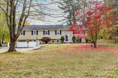 11 Spring St, Danvers, MA 01923 photo 2