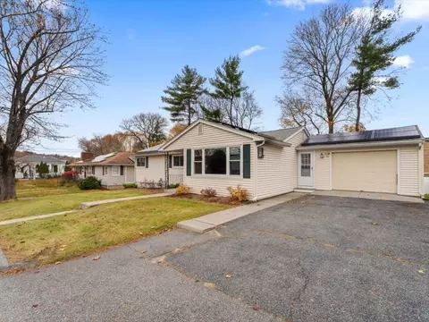 11 Benson St, Worcester, MA 01604