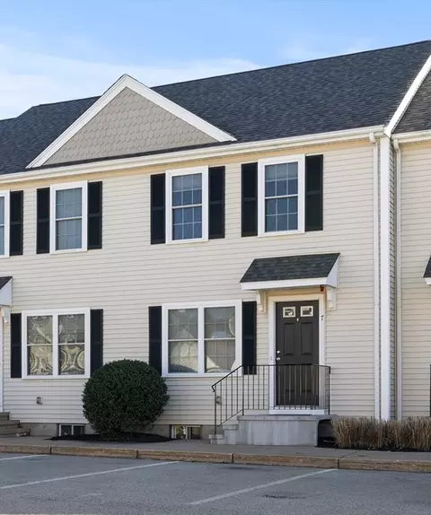 7 Boxberry Ln UNIT 7, Rockland, MA 02370