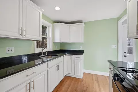 30 Lively Ln, Springfield, MA 01109 photo 5