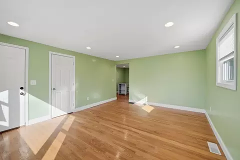 30 Lively Ln, Springfield, MA 01109 photo 11